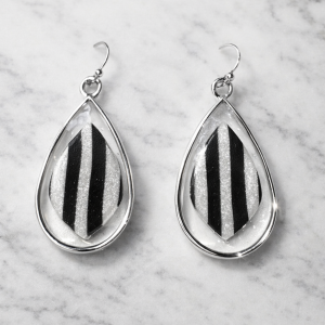Handmade polymer clay teardrop earrings in black and silver — Giorno e Notte by Gioielli Bijit"